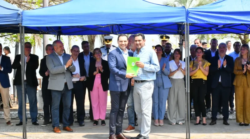 Con el objetivo de mejorar caminos en Corrientes, Valdés entregó equipamientos a Vialidad Provincial