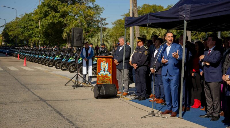 Valdés encabezó una nueva entrega de vehículos a la Policía de Corrientes